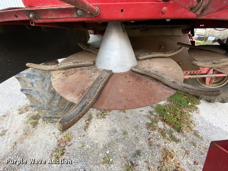 image for item HE9789 1984 International 1480 combine