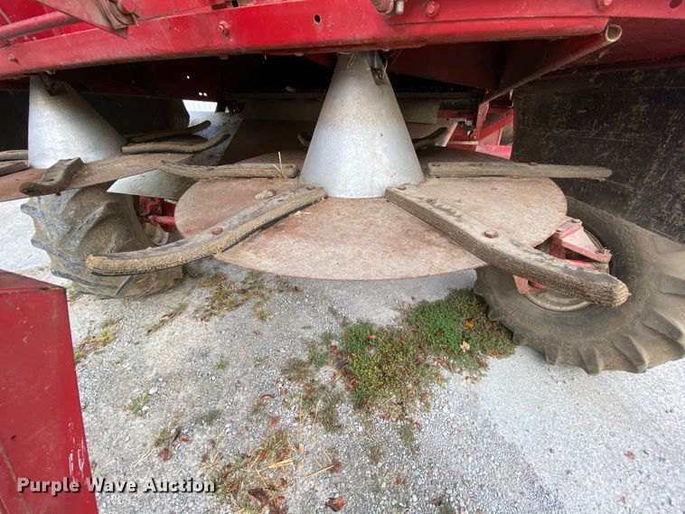 image for item HE9789 1984 International 1480 combine