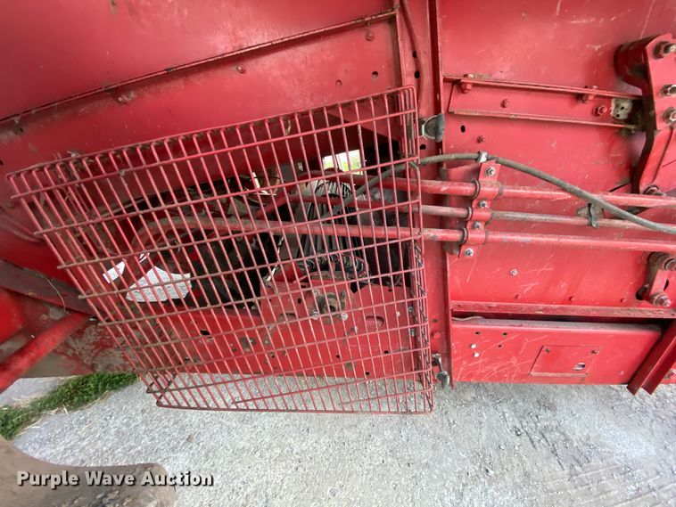 image for item HE9789 1984 International 1480 combine