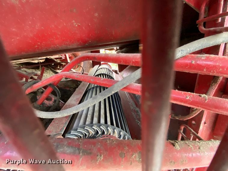 image for item HE9789 1984 International 1480 combine