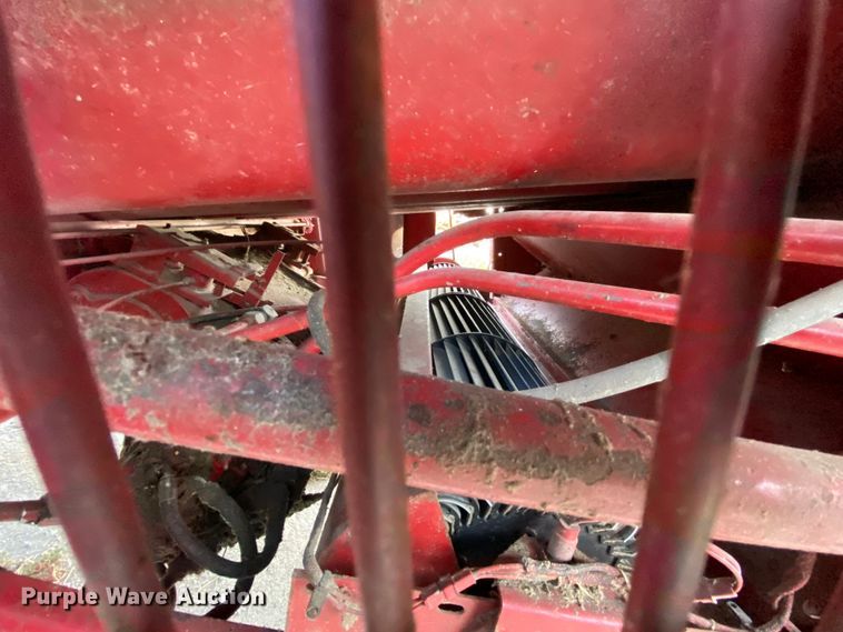 image for item HE9789 1984 International 1480 combine