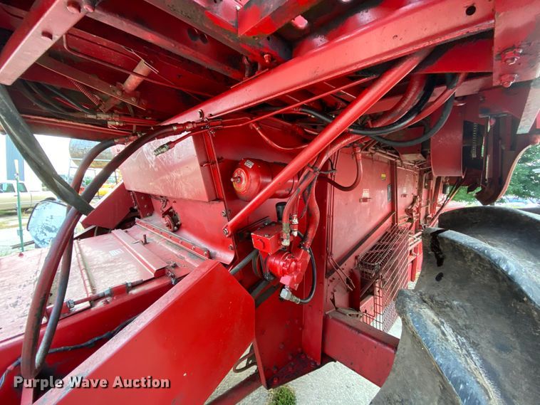 image for item HE9789 1984 International 1480 combine