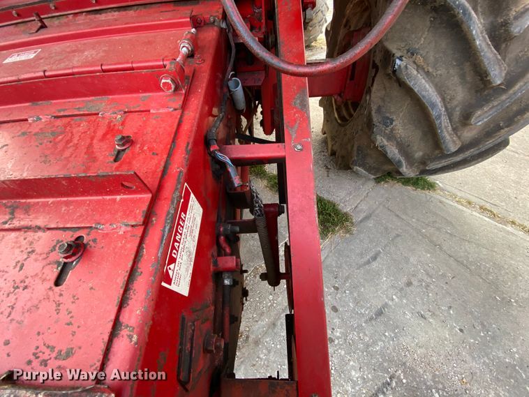 image for item HE9789 1984 International 1480 combine