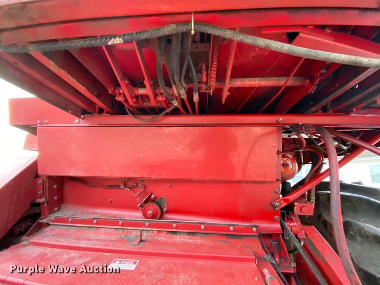 image for item HE9789 1984 International 1480 combine