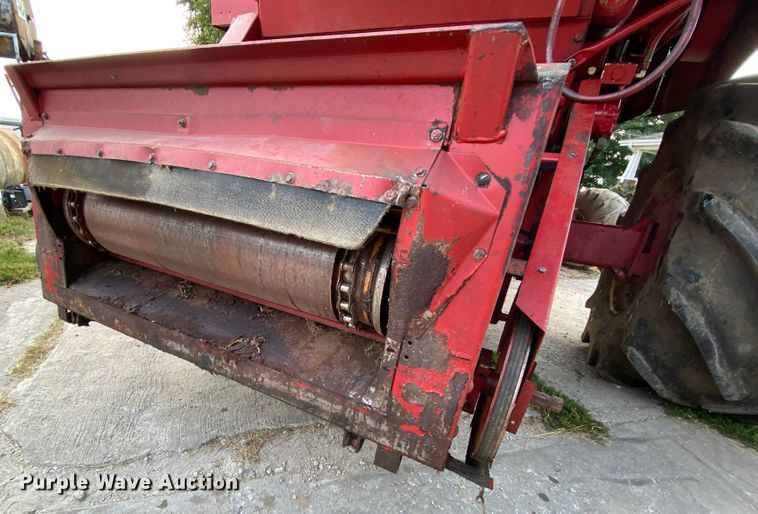 image for item HE9789 1984 International 1480 combine