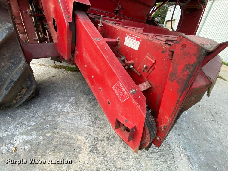 image for item HE9789 1984 International 1480 combine