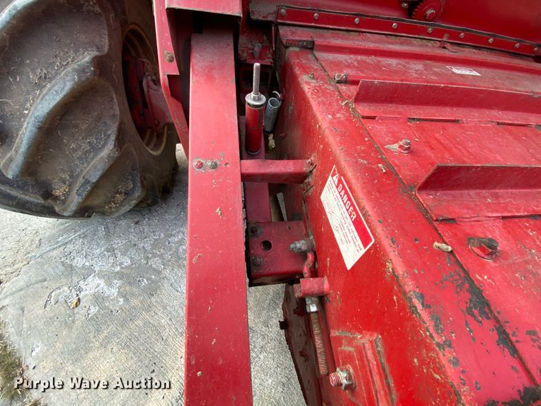 image for item HE9789 1984 International 1480 combine