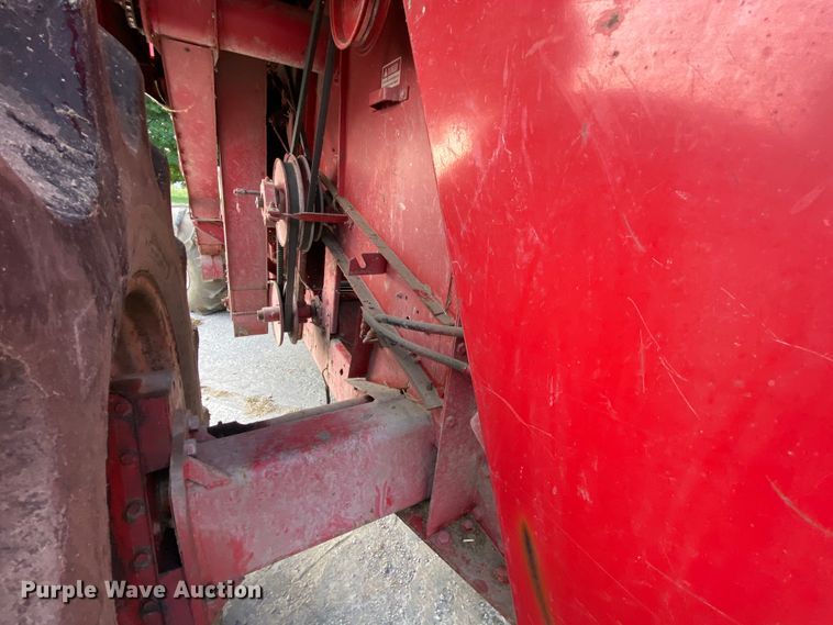 image for item HE9789 1984 International 1480 combine