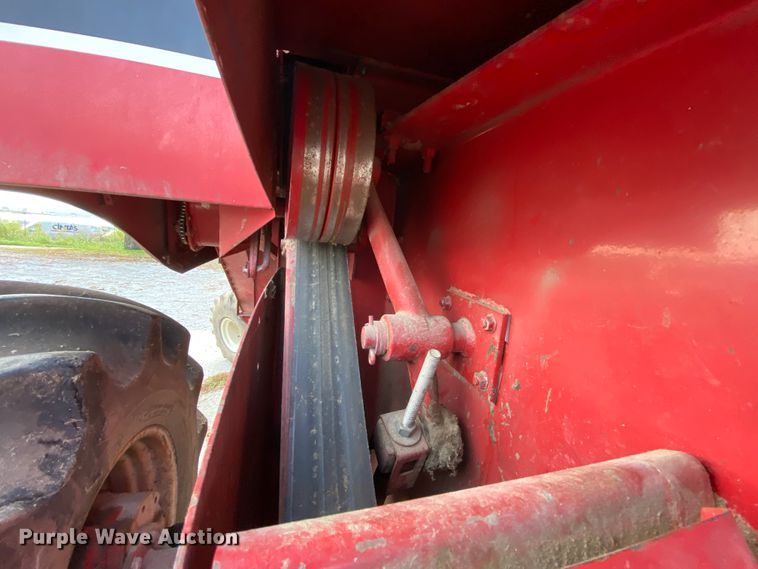 image for item HE9789 1984 International 1480 combine