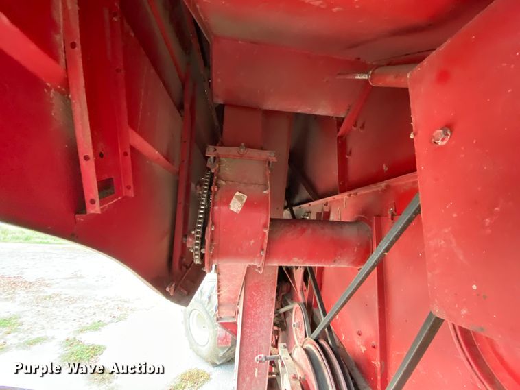 image for item HE9789 1984 International 1480 combine
