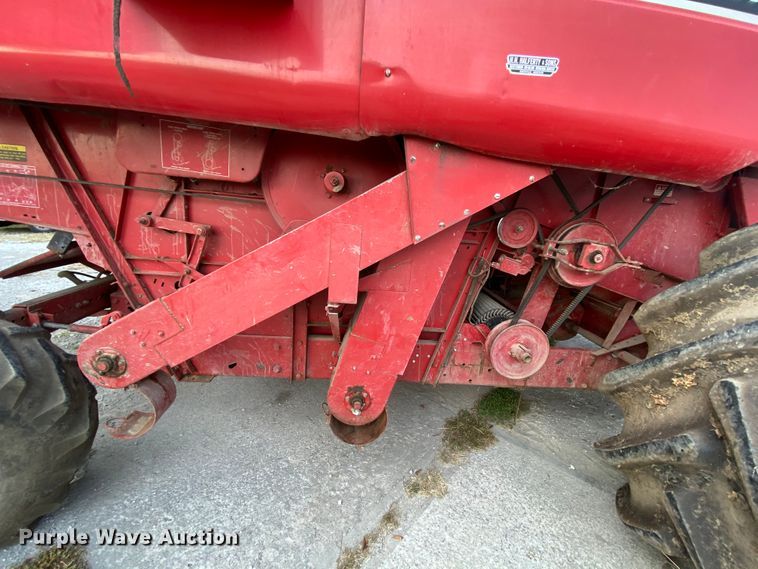 image for item HE9789 1984 International 1480 combine