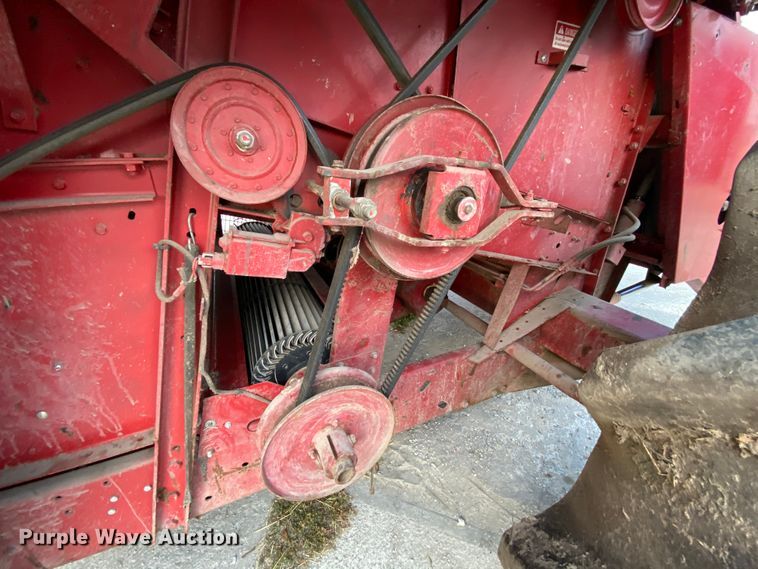 image for item HE9789 1984 International 1480 combine