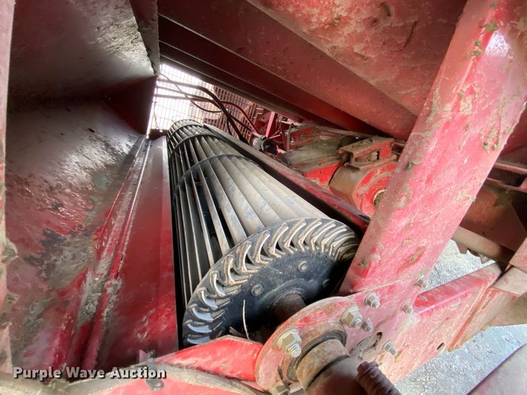 image for item HE9789 1984 International 1480 combine