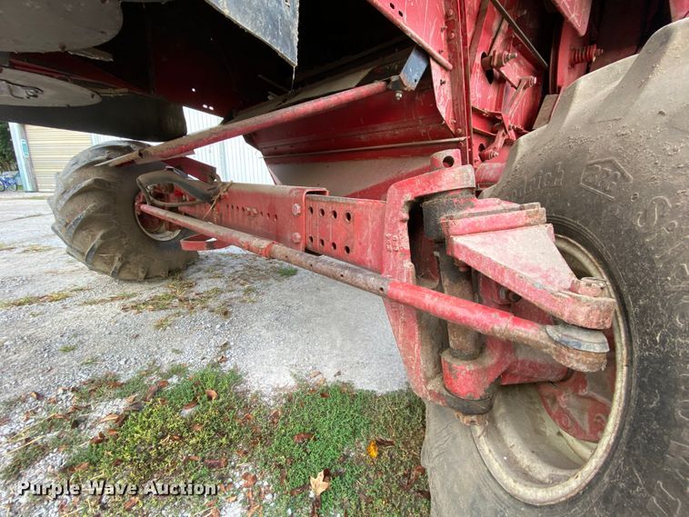 image for item HE9789 1984 International 1480 combine