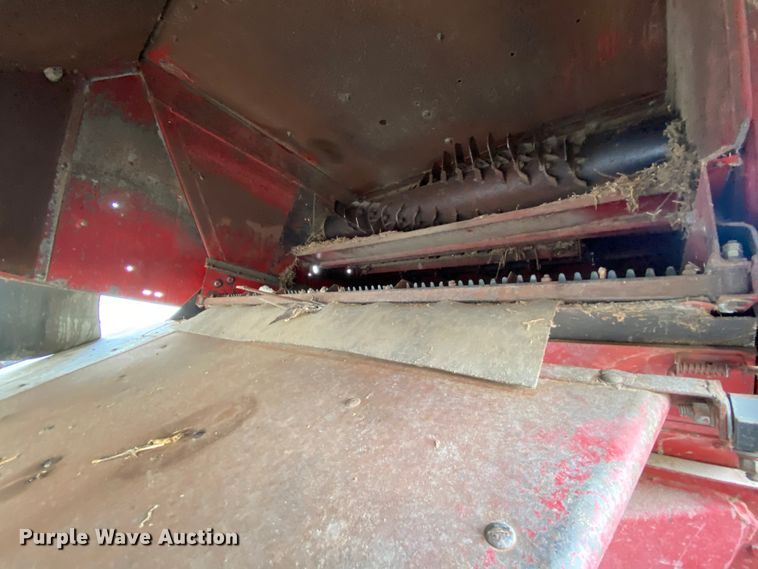 image for item HE9789 1984 International 1480 combine