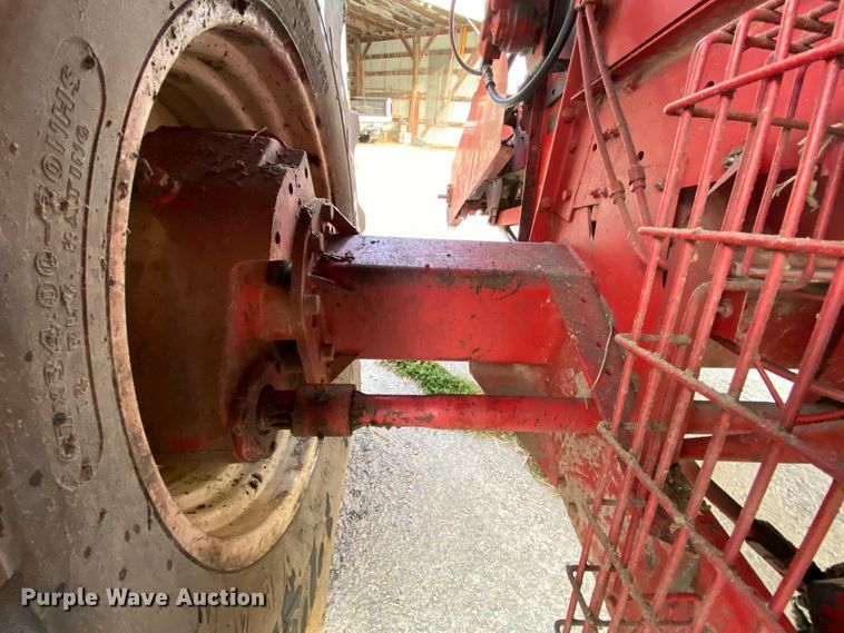 image for item HE9789 1984 International 1480 combine