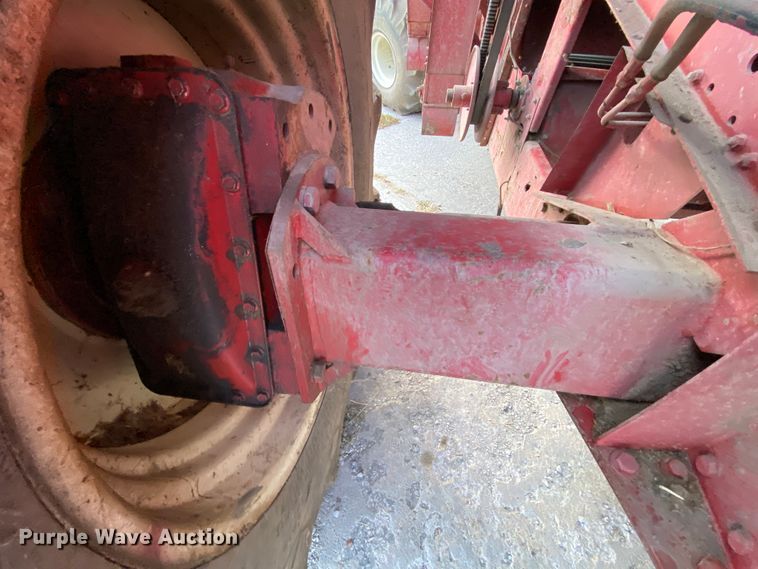 image for item HE9789 1984 International 1480 combine