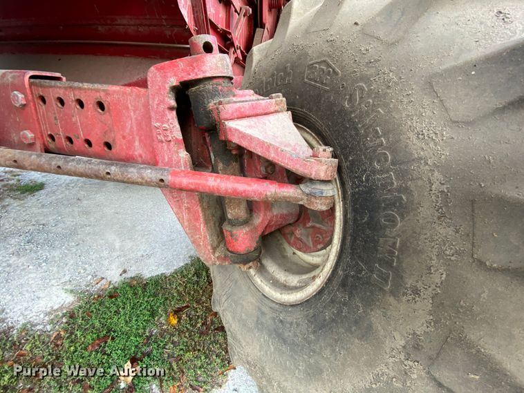 image for item HE9789 1984 International 1480 combine