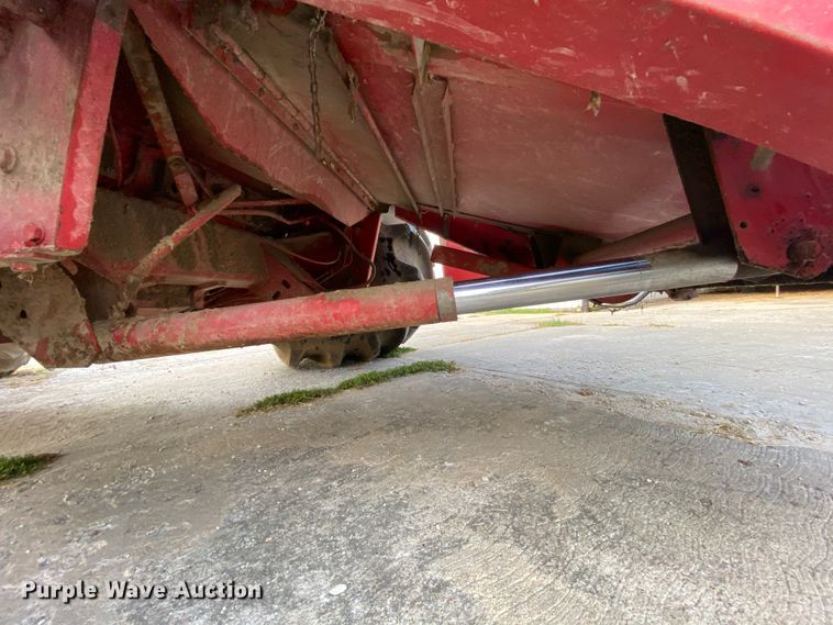 image for item HE9789 1984 International 1480 combine