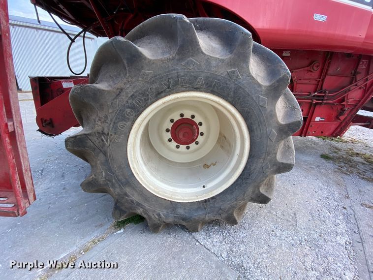 image for item HE9789 1984 International 1480 combine