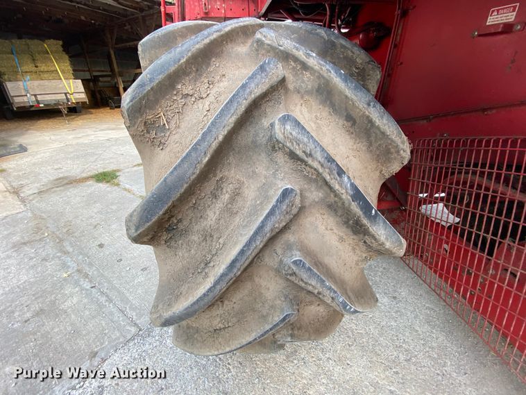 image for item HE9789 1984 International 1480 combine