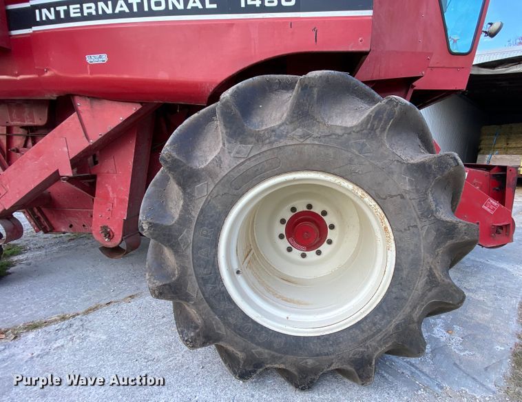 image for item HE9789 1984 International 1480 combine