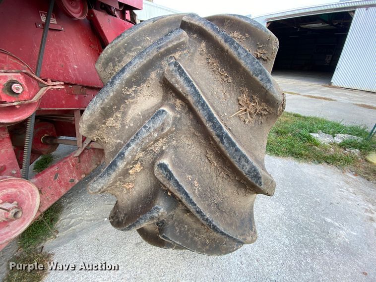 image for item HE9789 1984 International 1480 combine