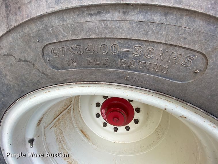 image for item HE9789 1984 International 1480 combine