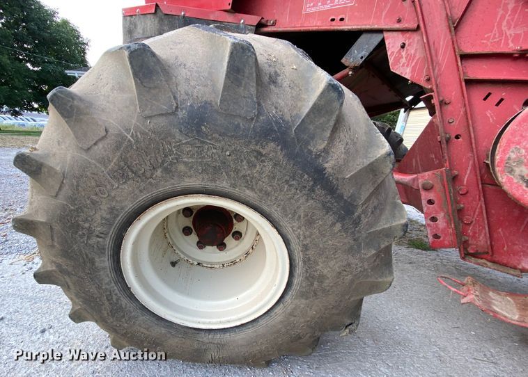 image for item HE9789 1984 International 1480 combine