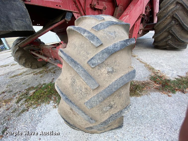 image for item HE9789 1984 International 1480 combine