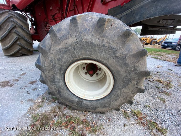 image for item HE9789 1984 International 1480 combine