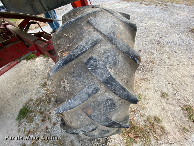 image for item HE9789 1984 International 1480 combine