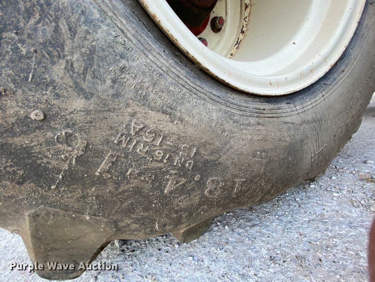 image for item HE9789 1984 International 1480 combine