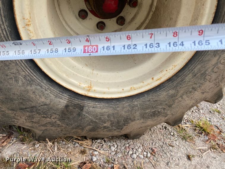 image for item HE9789 1984 International 1480 combine