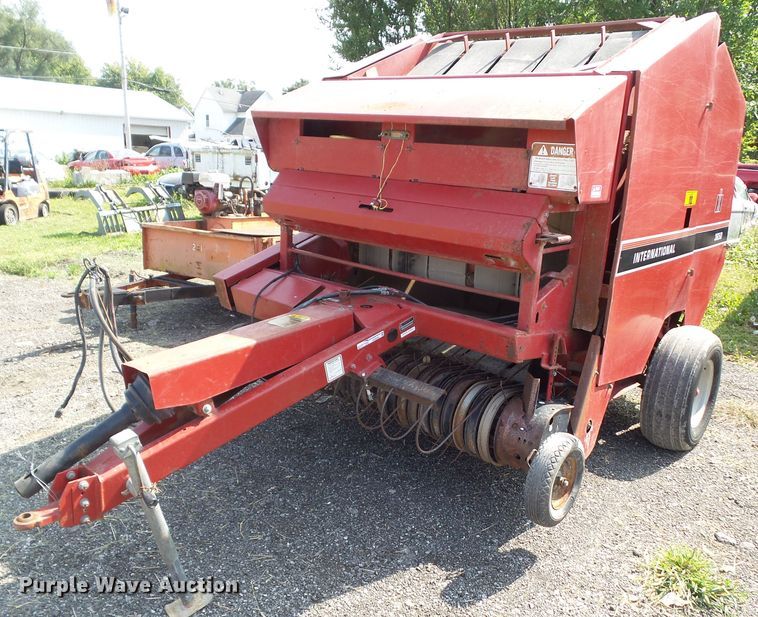 image for item HF9583 International 3650  round baler