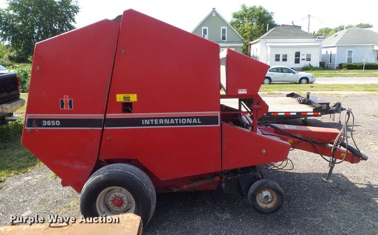 image for item HF9583 International 3650  round baler