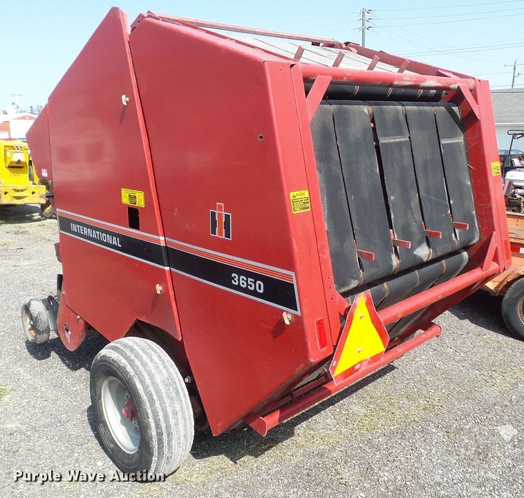 image for item HF9583 International 3650  round baler