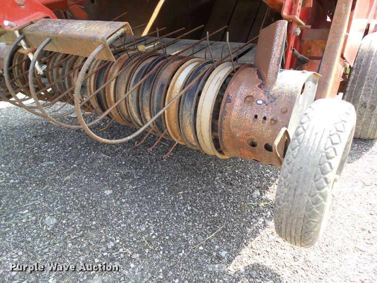 image for item HF9583 International 3650  round baler
