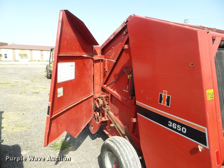 image for item HF9583 International 3650  round baler