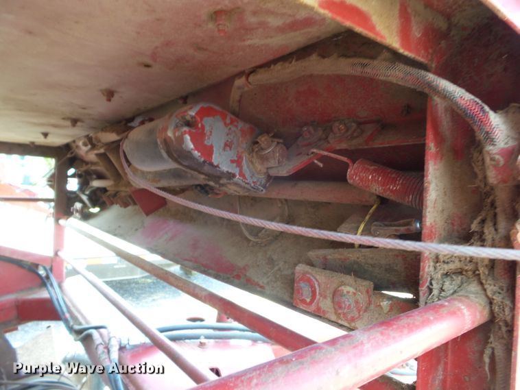 image for item HF9583 International 3650  round baler