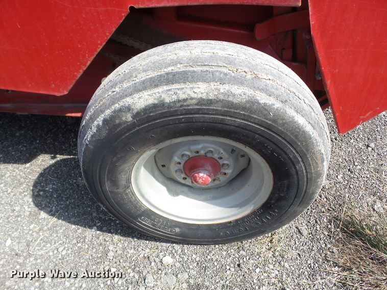 image for item HF9583 International 3650  round baler