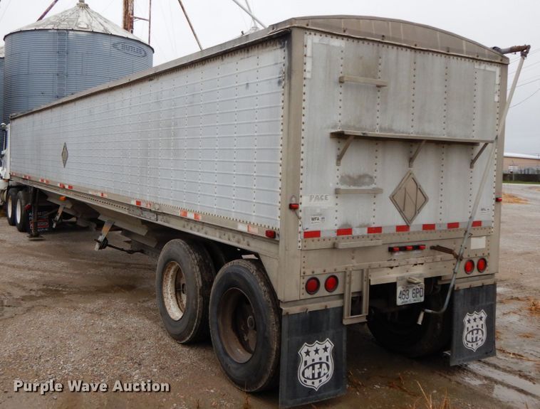 image for item HJ9638 1988 Wilson DWH-200 double hopper bottom grain trailer