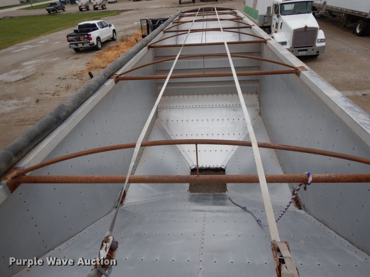 image for item HJ9638 1988 Wilson DWH-200 double hopper bottom grain trailer