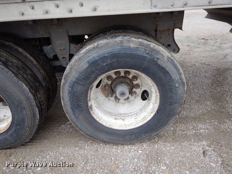 image for item HJ9638 1988 Wilson DWH-200 double hopper bottom grain trailer