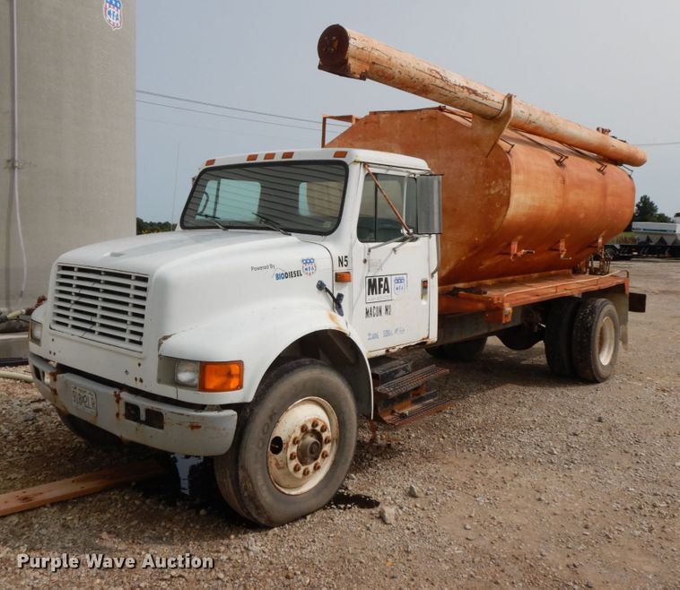 image for item HJ9658 1990 International 4700  fertilizer delivery truck