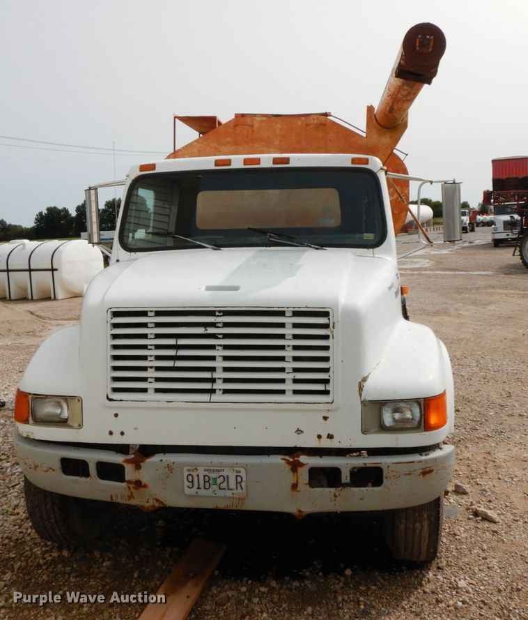 image for item HJ9658 1990 International 4700  fertilizer delivery truck