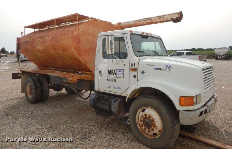 image for item HJ9658 1990 International 4700  fertilizer delivery truck