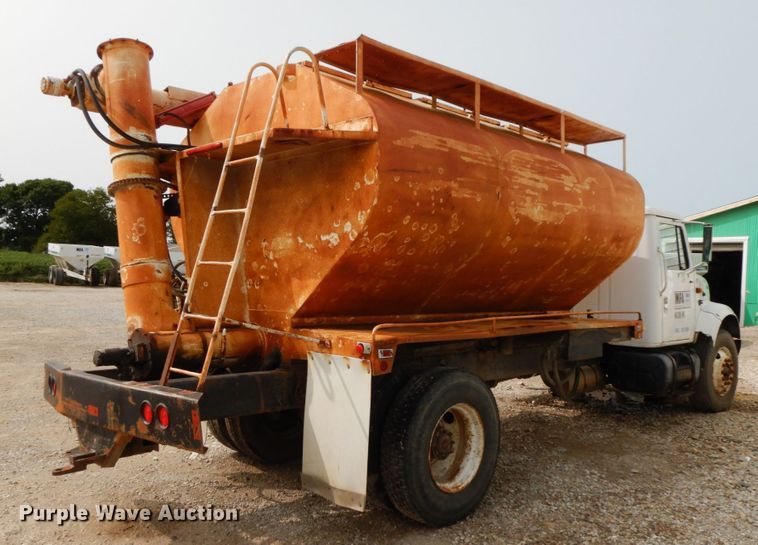 image for item HJ9658 1990 International 4700  fertilizer delivery truck