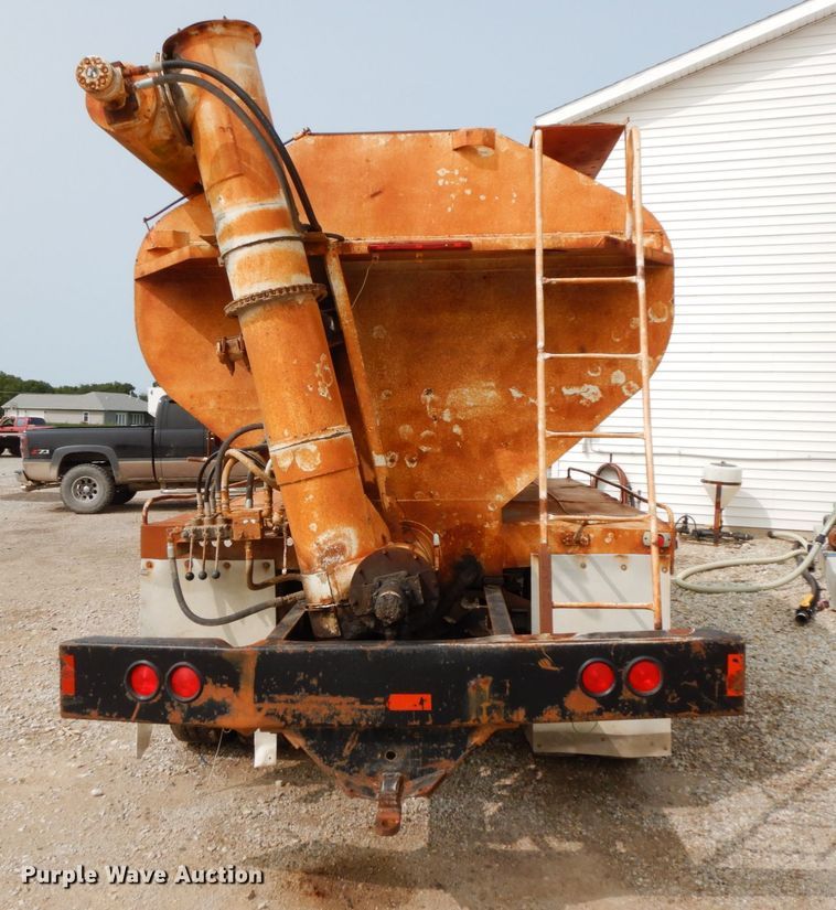 image for item HJ9658 1990 International 4700  fertilizer delivery truck