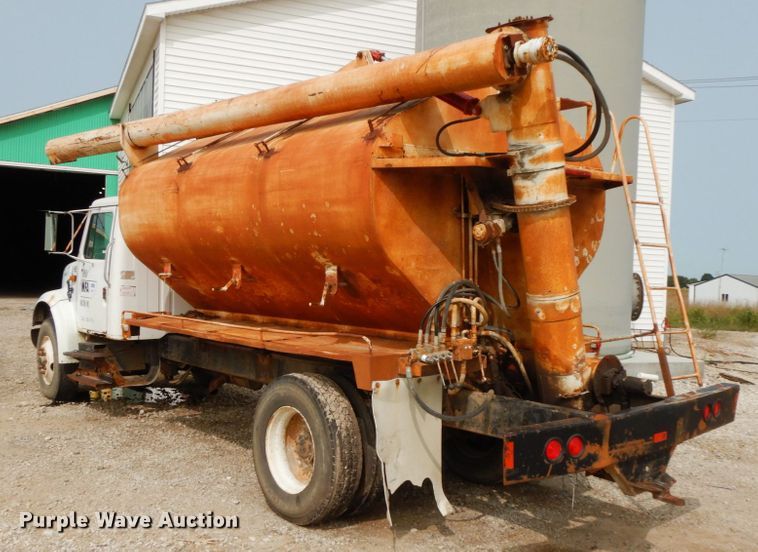 image for item HJ9658 1990 International 4700  fertilizer delivery truck